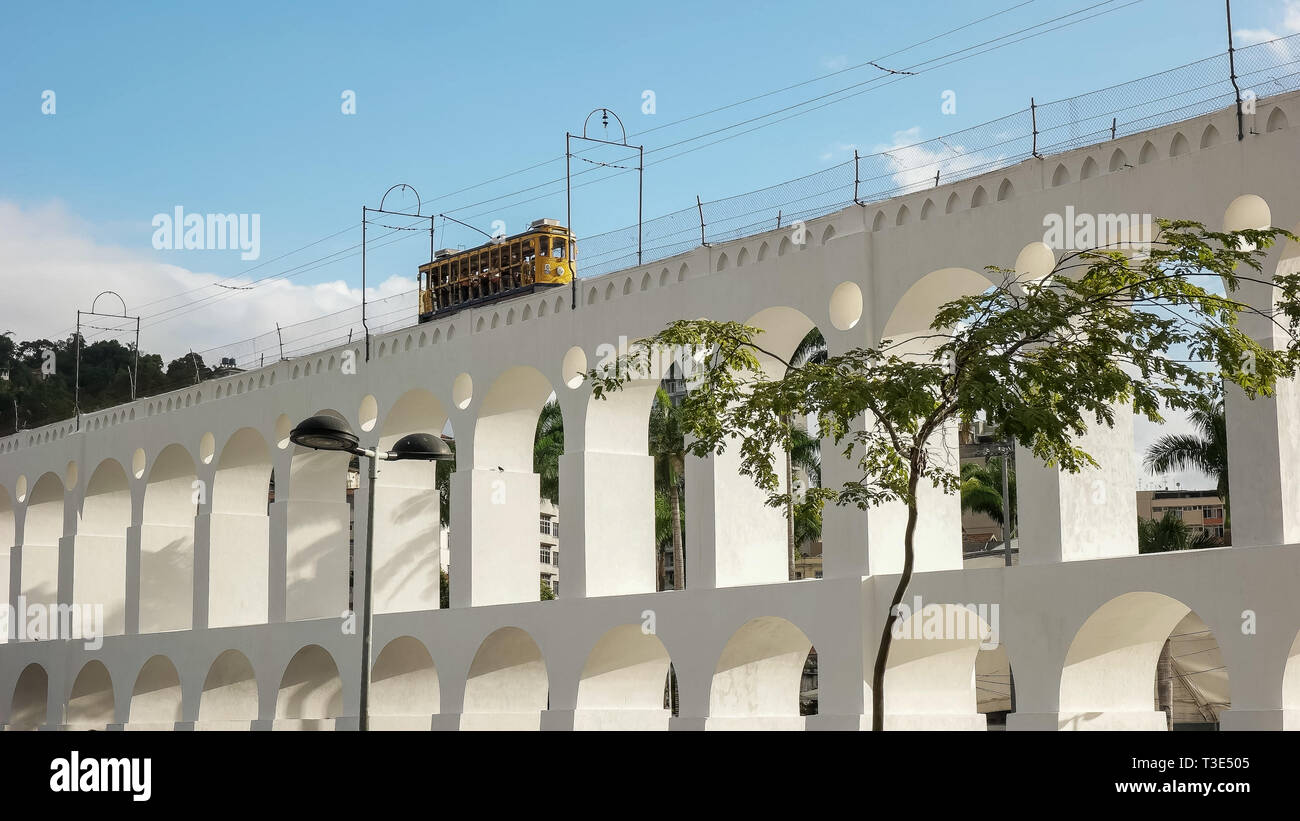 Traversée de tramway de santa teresa lapa arches à Rio de Janeiro Banque D'Images
