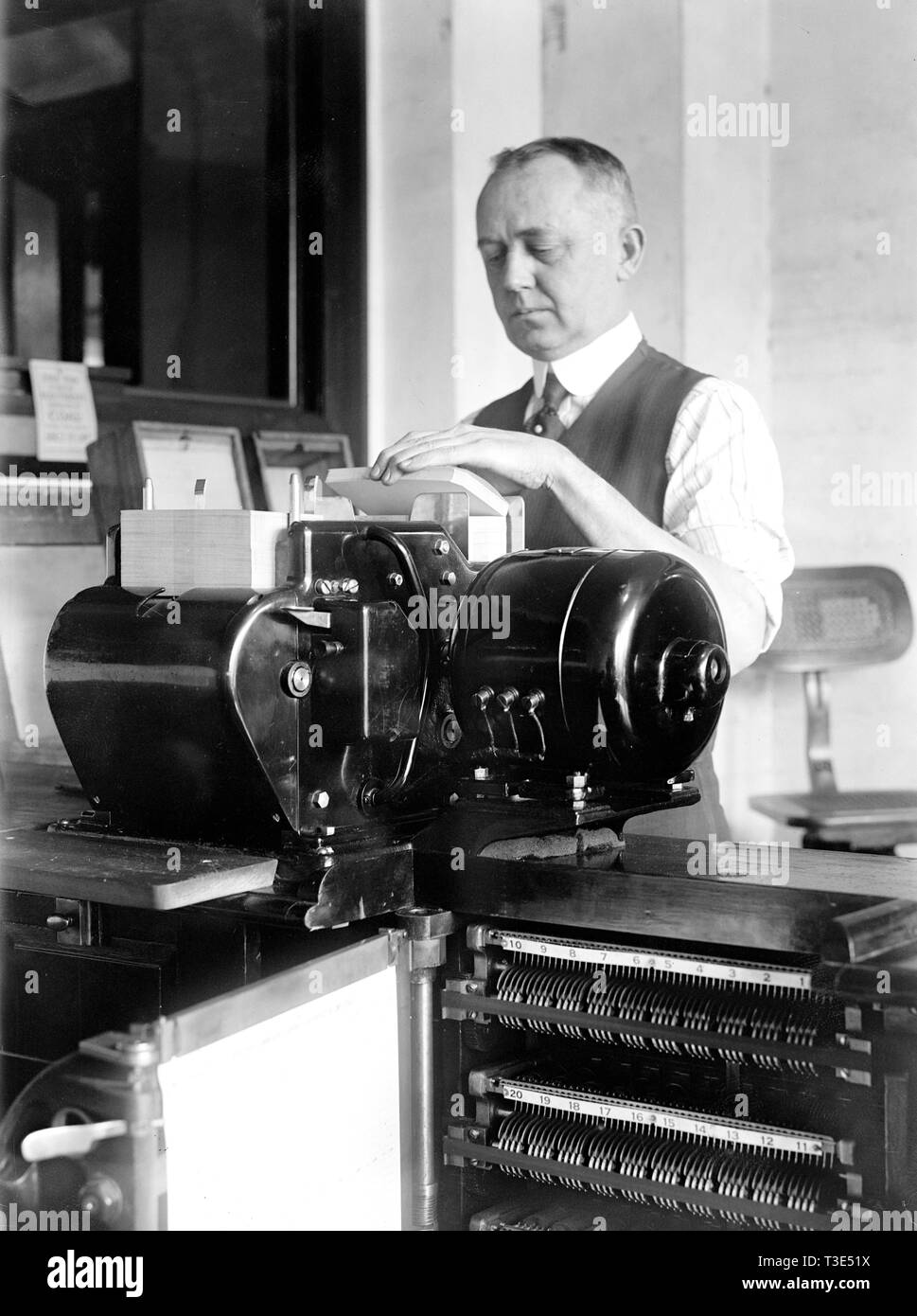 Homme travaillant à la Tabulating Machine ca Bureau du recensement. 1919 Banque D'Images
