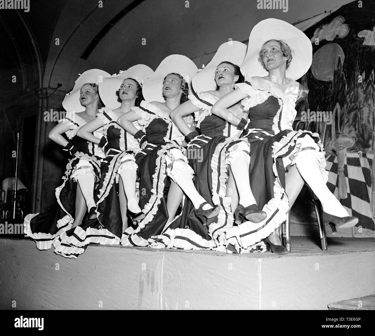 En 1938, cinq femmes habillés en vêtements fille montrer assis sur une scène Banque D'Images