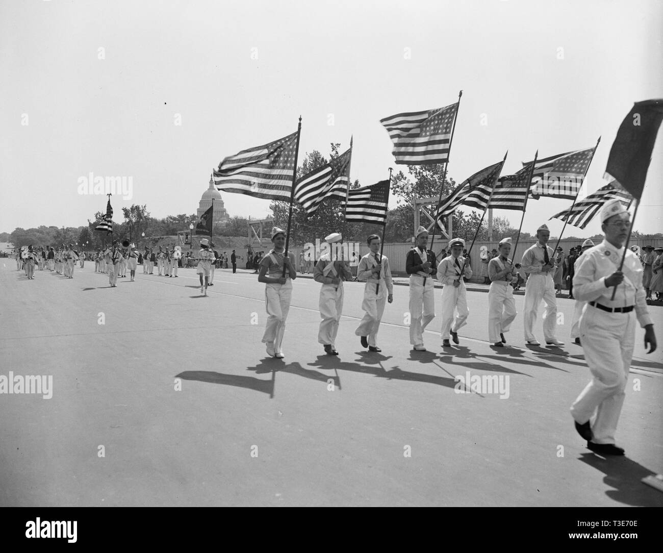 Des drapeaux américains sur l'affichage au cours de l'annual safety défilé dans la Constitution Avenue Washington D.C. ca. 1938 Banque D'Images