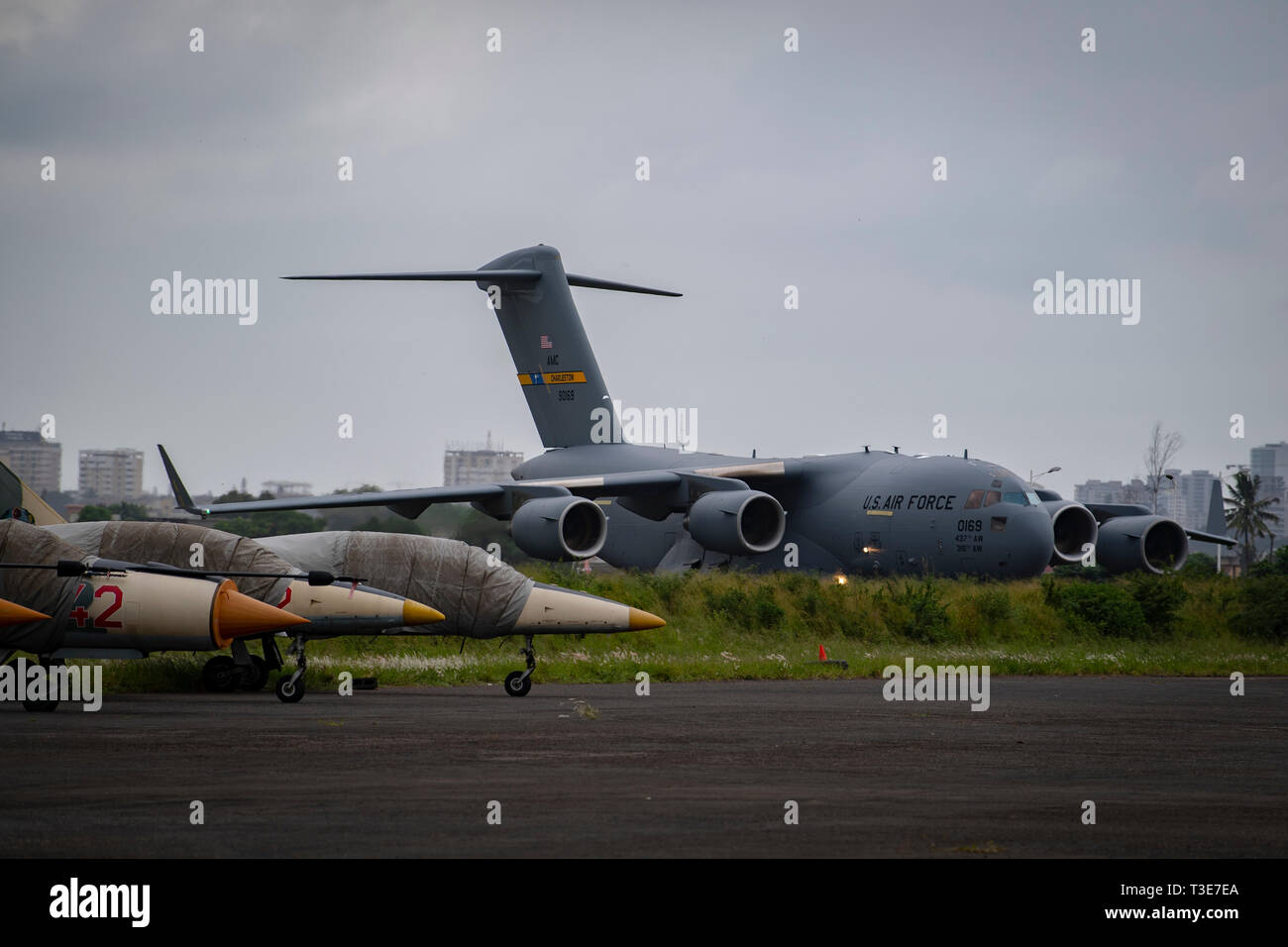 Un U.S. Air Force C-17 affecté à Joint Base Charleston, Charleston, Caroline du Sud, des groupes de soutien de l'Afrique, Force-Horn en position de prendre un taxi à l'aéroport de Maputo, Mozambique, 5 avril 2019. Le groupe de travail contribue à répondre aux besoins identifiés par l'Agence américaine pour le développement international (USAID) les équipes d'évaluation et d'organisations humanitaires travaillant dans la région en fournissant un soutien logistique et de la main-d'oeuvre de l'USAID à la demande du Gouvernement de la République du Mozambique. (U.S. Air Force Photo de Tech. Le Sgt. Chris Hibben) Banque D'Images