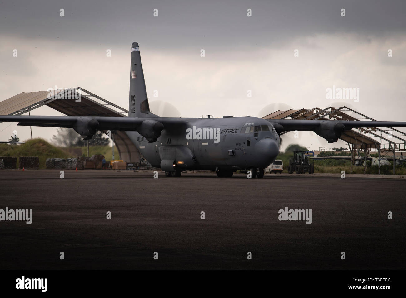 Un U.S. Air Force C-130J Hercules affecté à la 75e Escadron de transport aérien expéditionnaire, Combined Joint Task Force-Horn of Africa, les taxis pour le décollage à l'aéroport de Maputo, Mozambique, 5 avril 2019. Le groupe de travail contribue à répondre aux besoins identifiés par l'Agence américaine pour le développement international (USAID) les équipes d'évaluation et d'organisations humanitaires travaillant dans la région en fournissant un soutien logistique et de la main-d'oeuvre de l'USAID à la demande du Gouvernement de la République du Mozambique. (U.S. Air Force Photo de Tech. Le Sgt. Chris Hibben) Banque D'Images