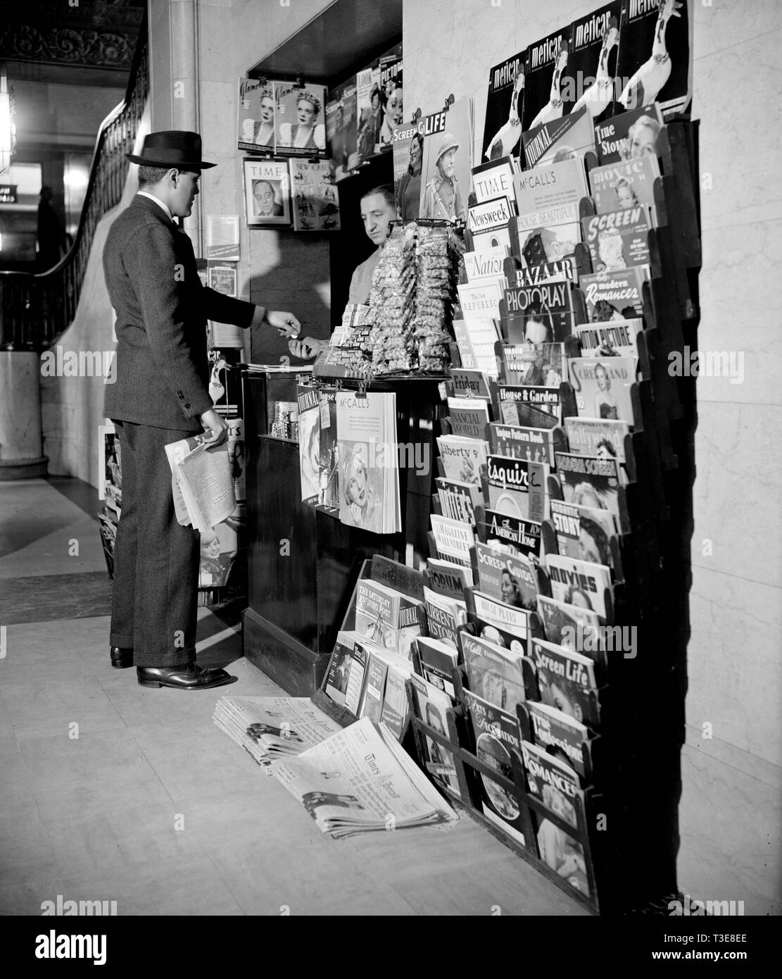 L'homme travailleur de payer pour un journal en kiosque (kiosque) ca. 1940 Banque D'Images