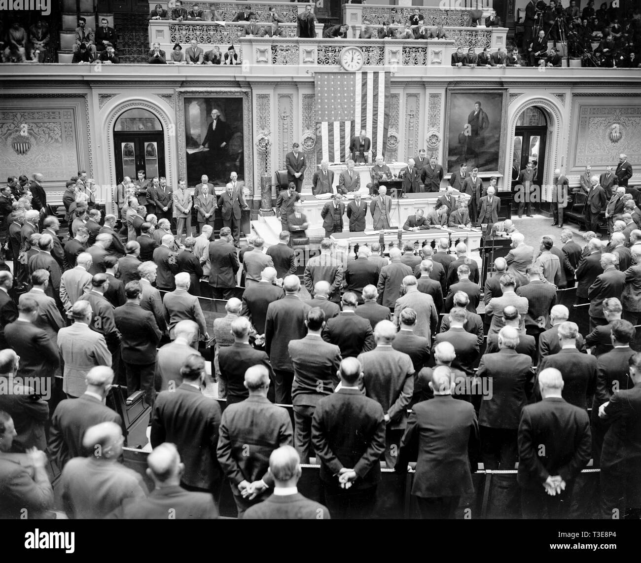 Scène dans la chambre Chambre aujourd'hui que le révérend James Shera Montgomery, aumônier de la Chambre, a prononcé la prière pour ouvrir la session extraordinaire convoquée par le président Roosevelt, 11/15/37 Banque D'Images