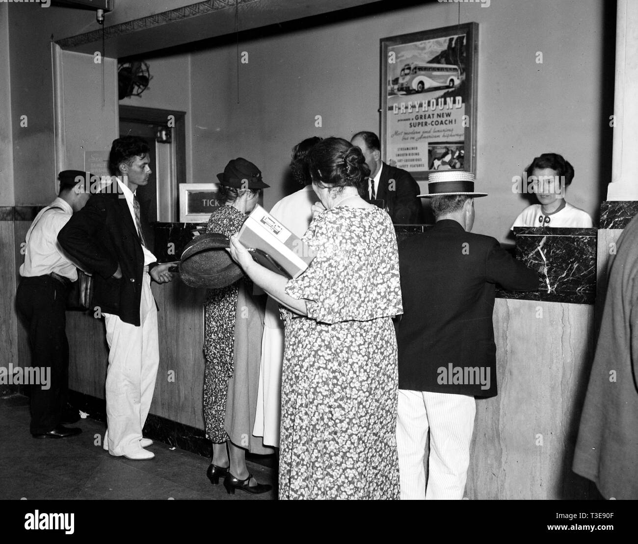 Les clients attendent d'acheter des billets à la gare des Bus Greyhound billetterie ca. 1937 Banque D'Images