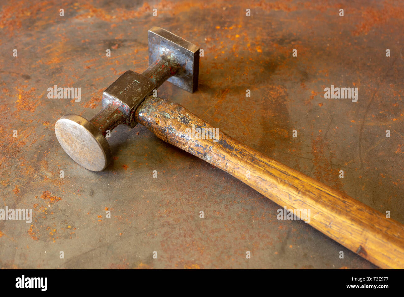 Ancienne feuille metal hammer sur un fond rouillé Banque D'Images