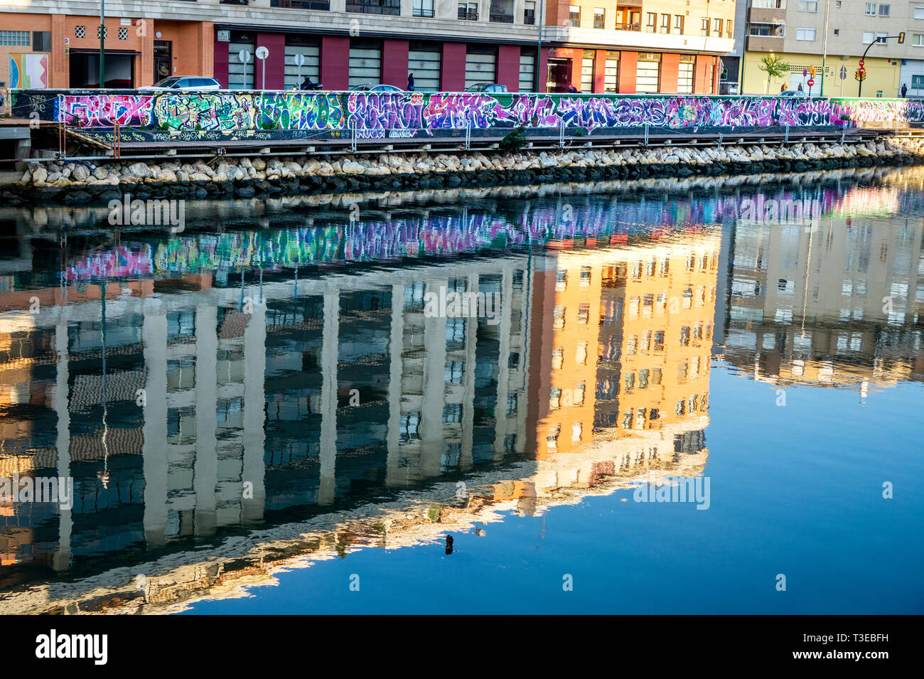 Rivière Guadalmedina Malaga en Espagne à côté du soho avec tous les graffitis colorés long Banque D'Images