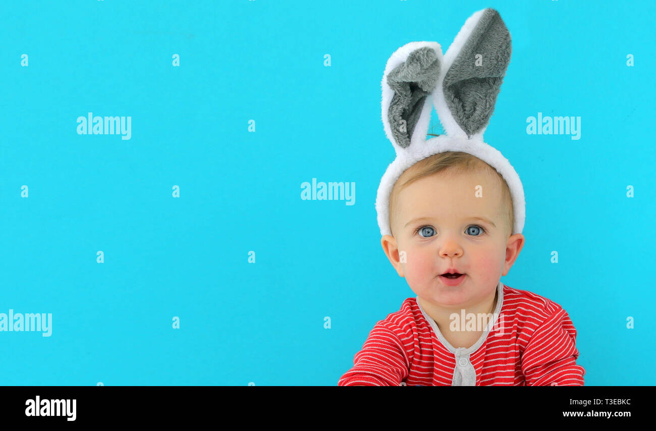 Portrait d'un mignon petit enfant fille avec oreilles de lapin Banque D'Images