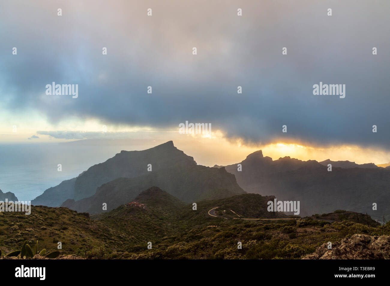 Rainclouds soufflant à travers le ciel en fin de journée juste avant le coucher du soleil sur le Masif Teno comme vu de la Degollada del Cherfe, Masca, Tenerife, Canar Banque D'Images