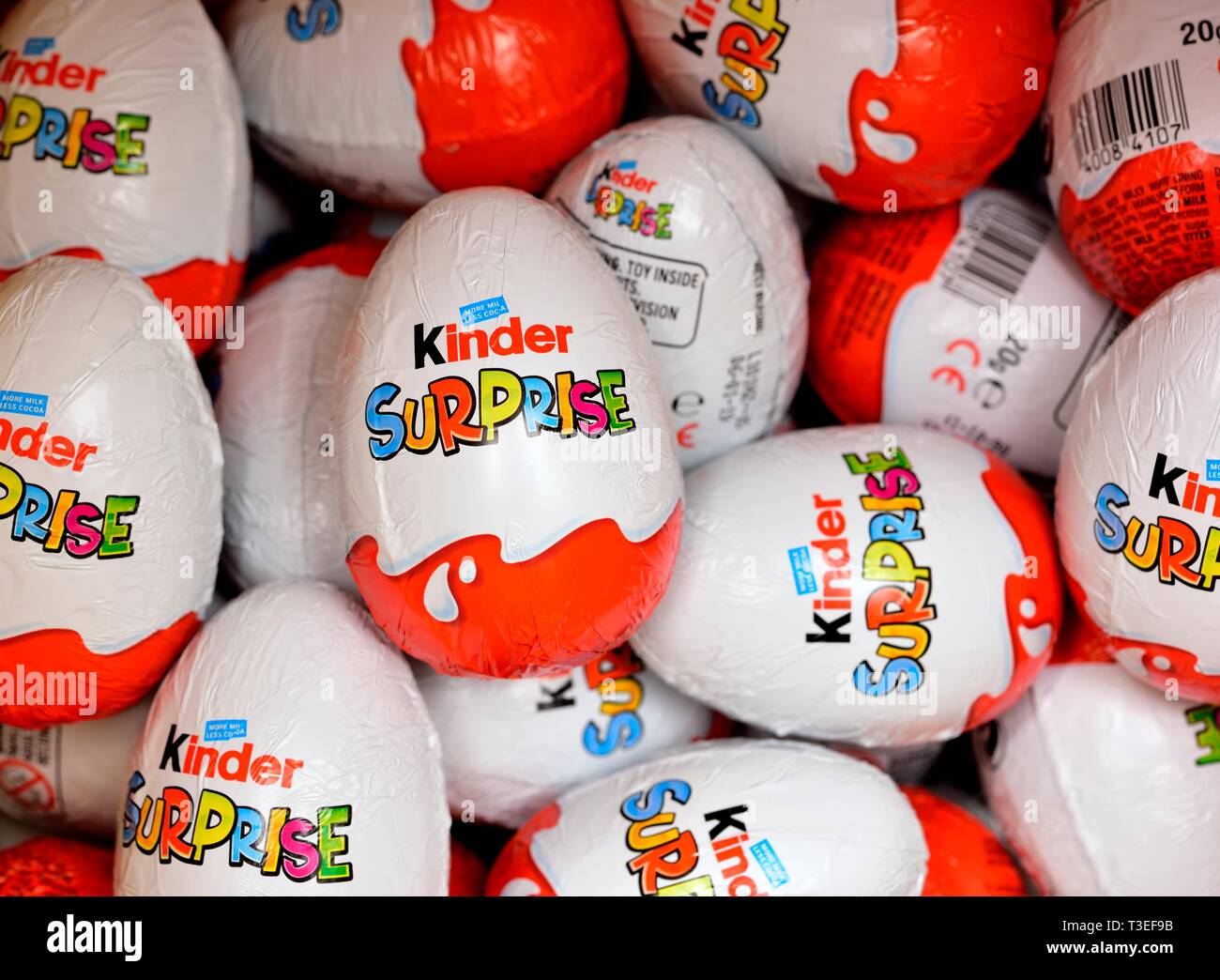 Les œufs en chocolat Kinder Surprise Banque D'Images