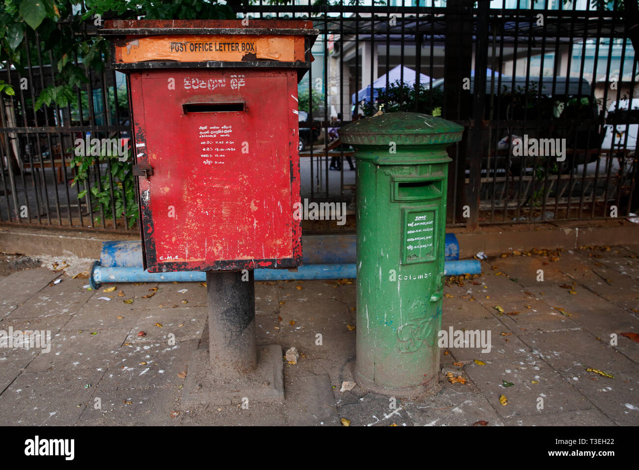 Boîtes aux lettres sur la rue à Colombo, Sri Lanka Banque D'Images