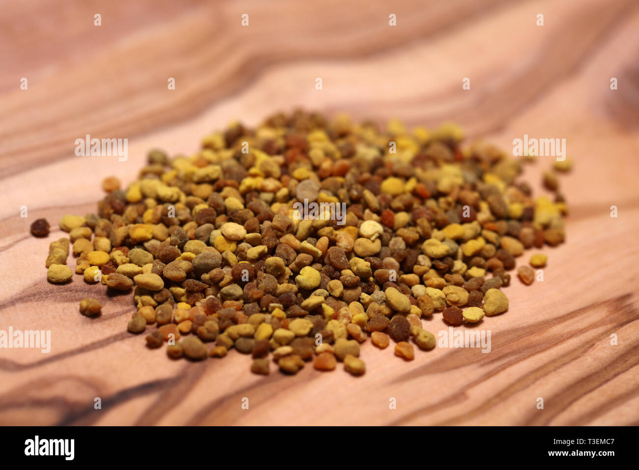 La Propolis le pollen de fleurs sur fond de bois Banque D'Images