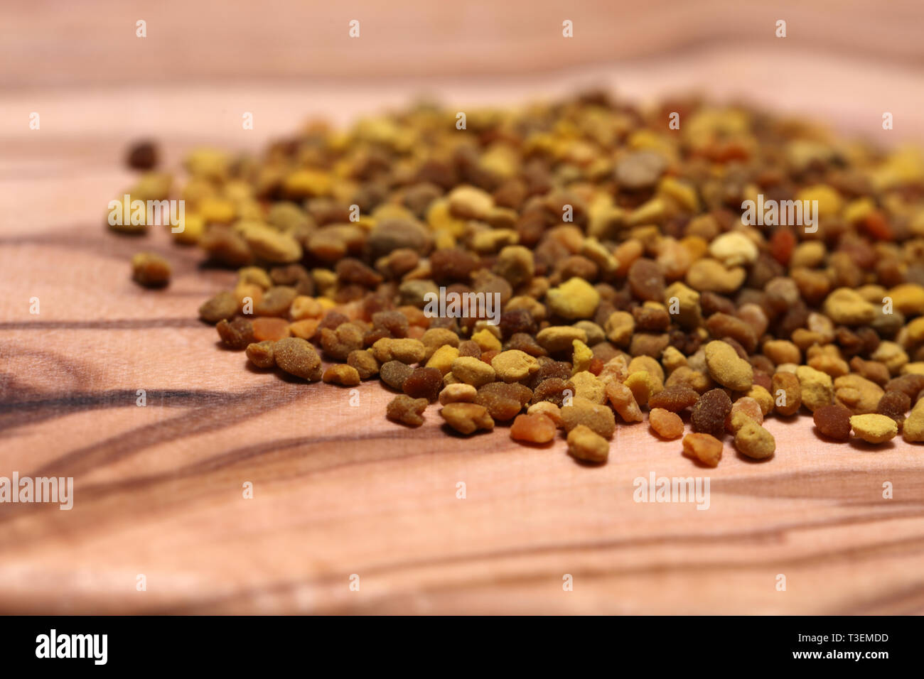La Propolis le pollen de fleurs sur fond de bois Banque D'Images