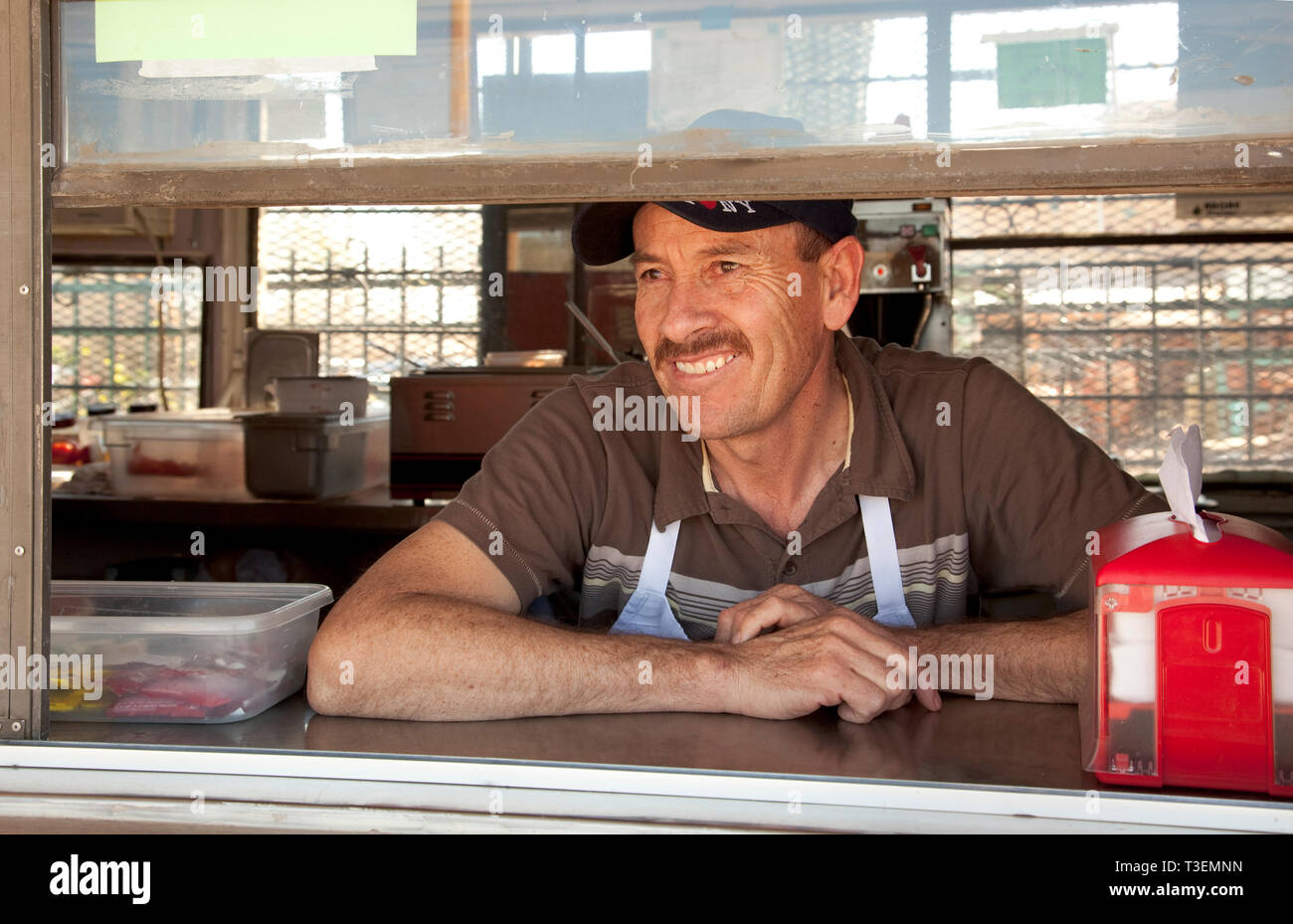 Heureux, souriant homme latino hispanique de l'industrie des services de travail emploi restaurant col bleu Banque D'Images