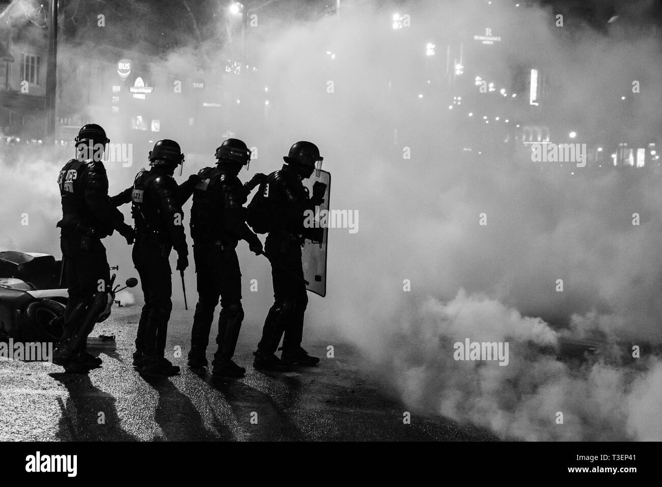 La police française a riot essayant de reprendre le contrôle à l'encontre de 'yellow vest' émeutiers lors d'une manifestation place de la République à Paris le 9 février 2019 Banque D'Images