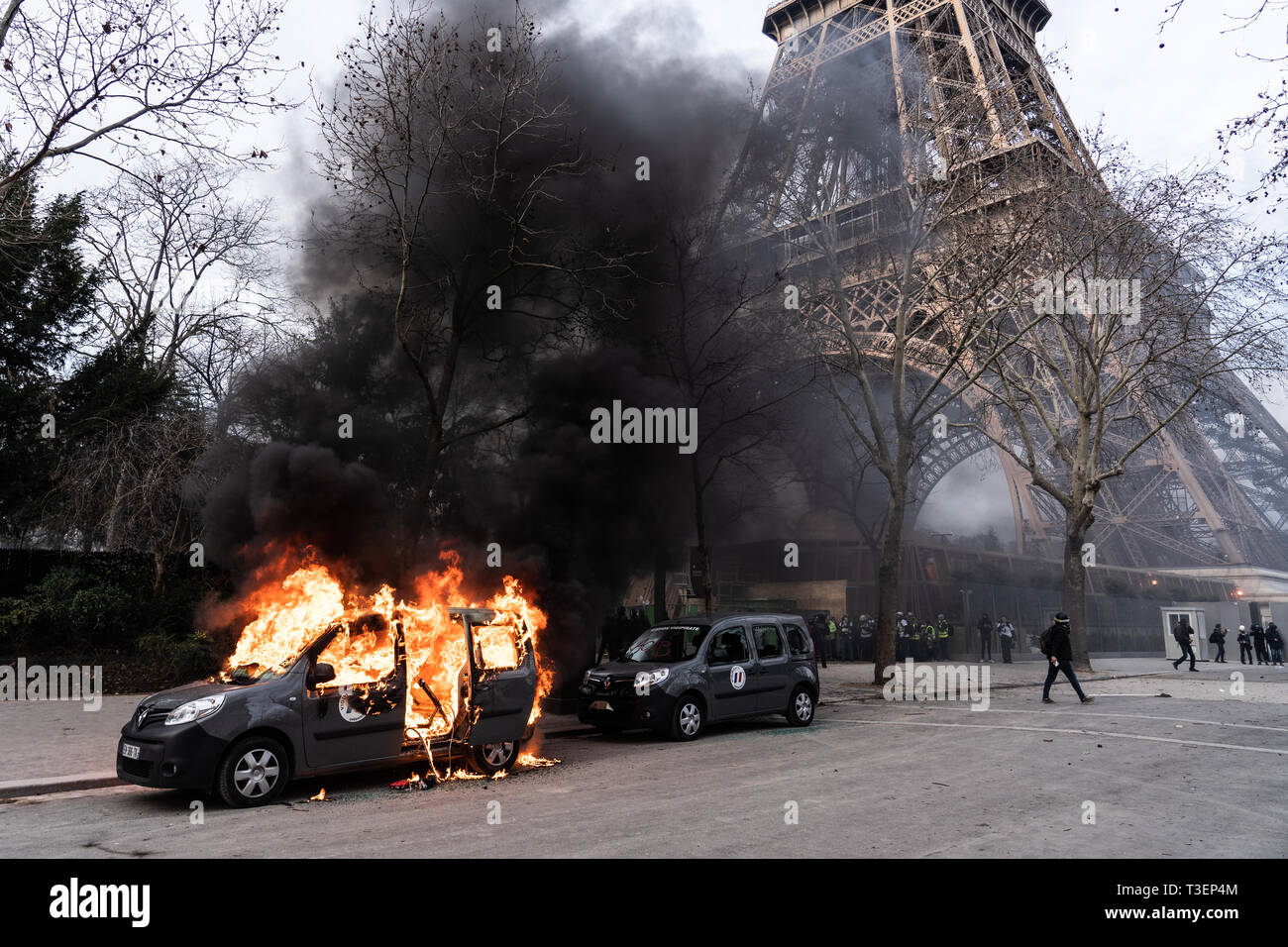 Une opération de sécurité de Sentinelle est en feu de voiture en face de la Tour Eiffel lors d'une 'jaune' manifestation à Paris le 9 février 2019 Banque D'Images