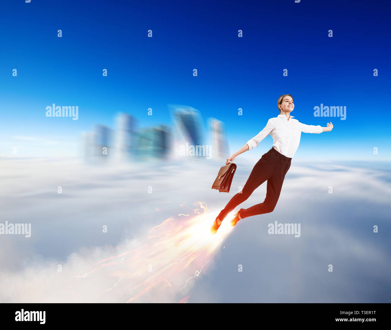 Young businesswoman voler comme une fusée dans le ciel bleu. Banque D'Images