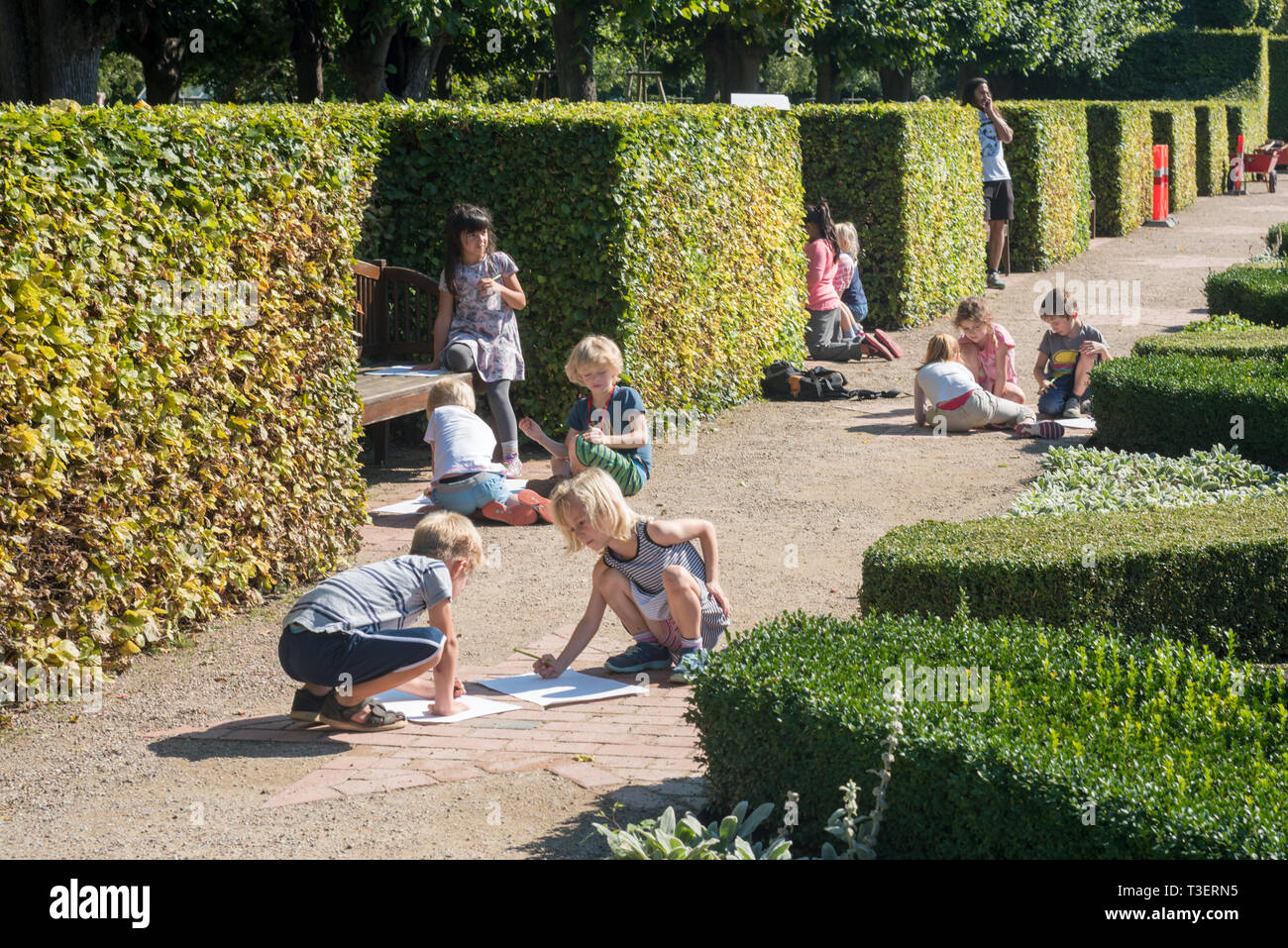 Une classe de jeunes écoliers dessin dans le jardin du roi au château de Rosenborg, Copenhague Banque D'Images