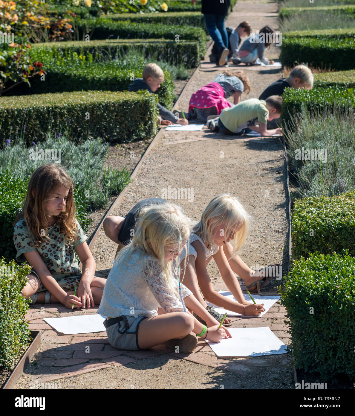 Une classe de jeunes écoliers dessin dans le jardin du roi au château de Rosenborg, Copenhague Banque D'Images