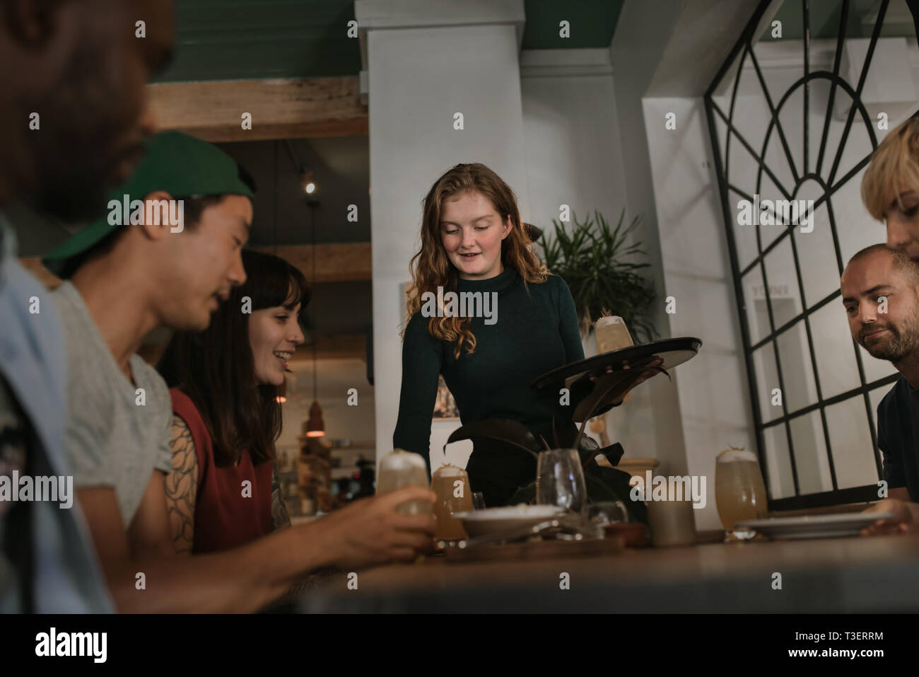 Serveuse qui des boissons dans un bar de nuit Banque D'Images