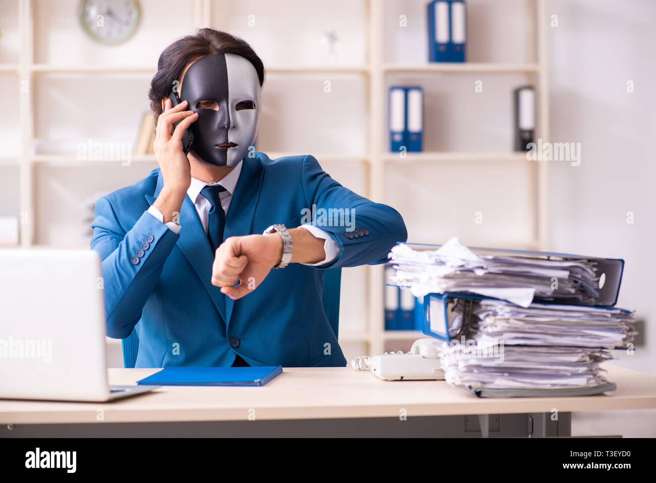 Homme employé au bureau dans l'espionnage industriel concept Banque D'Images