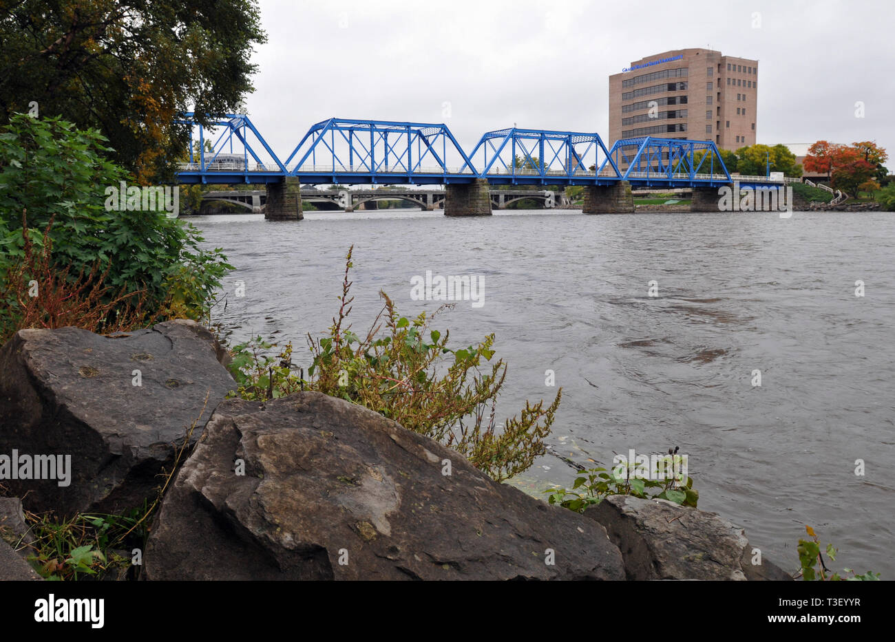 Enjambant la rivière Grand, le Blue Bridge est un monument à Grand Rapids, Michigan. Construit en 1892 comme un pont de chemin de fer, c'est maintenant un passage piétonnier. Banque D'Images