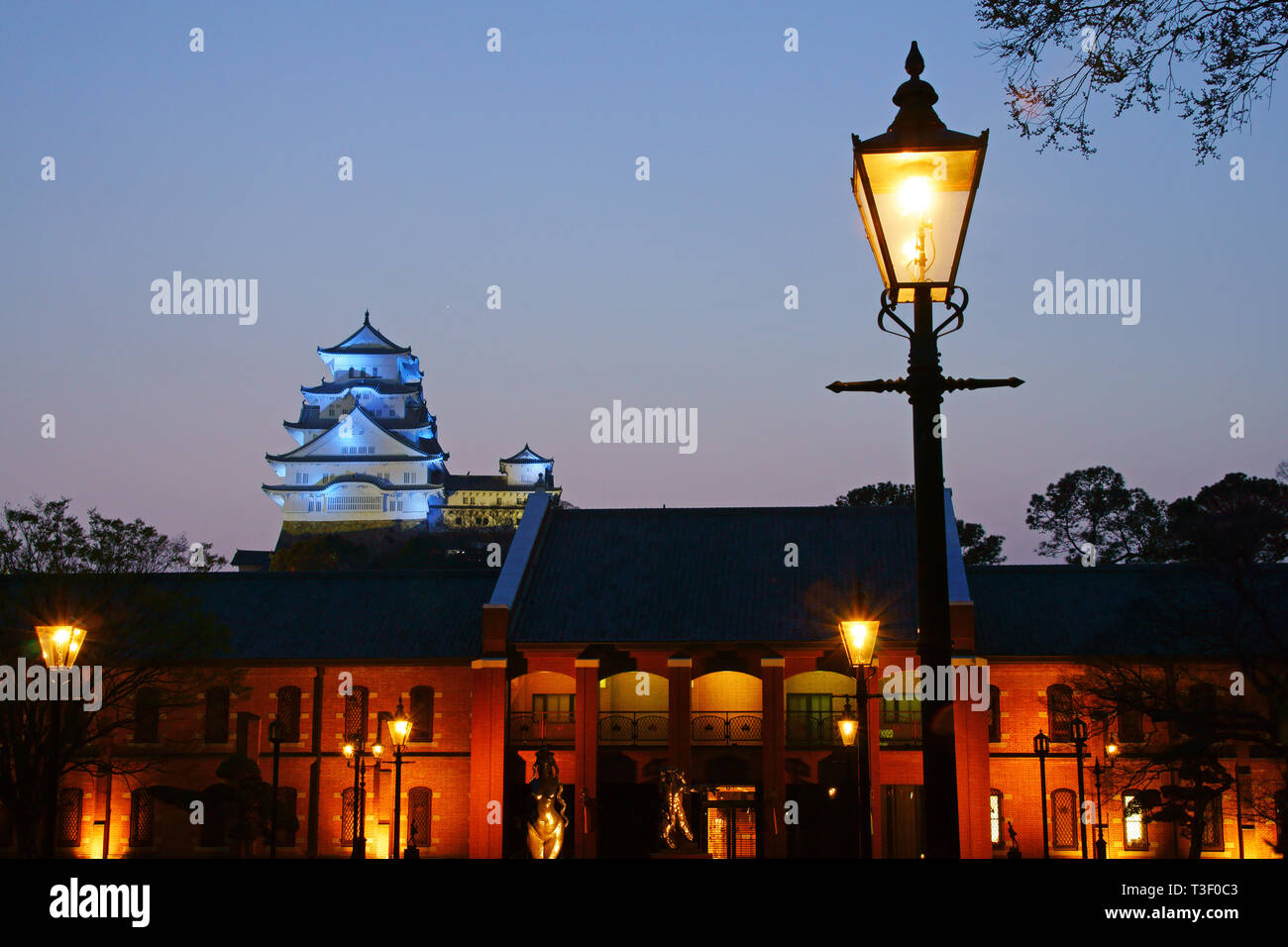 Château de Himeji et Himeji City Museum of Art, éclairée Banque D'Images