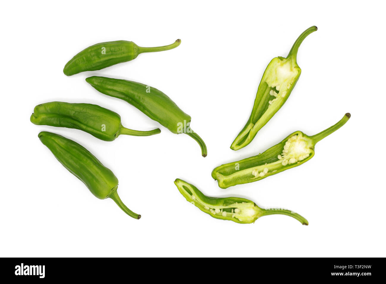 Chili pod - ensemble de poisson frais entier et piments verts frais haché - isolated on white Banque D'Images