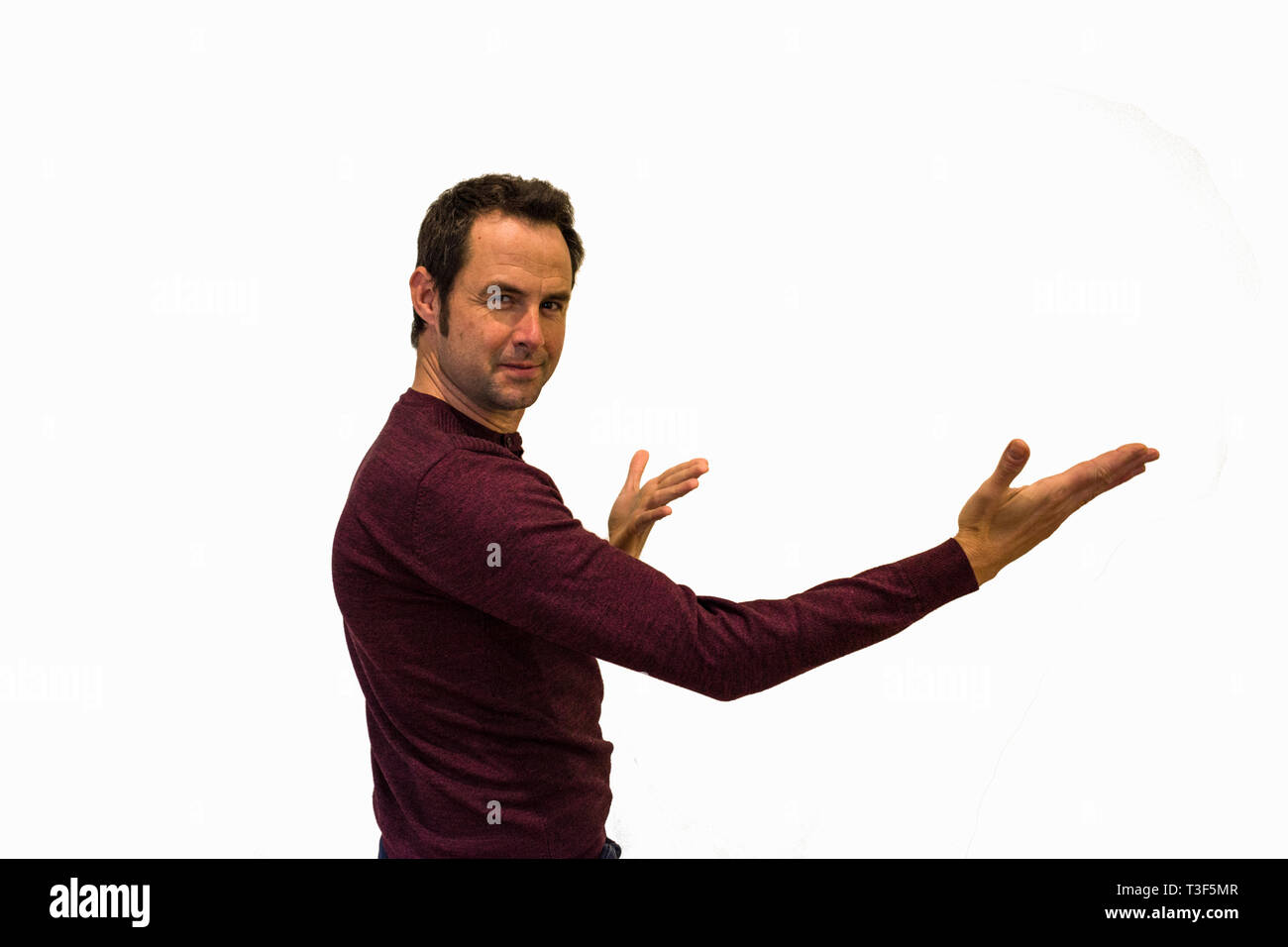 Un beau portrait homme pointant sur fond blanc Banque D'Images