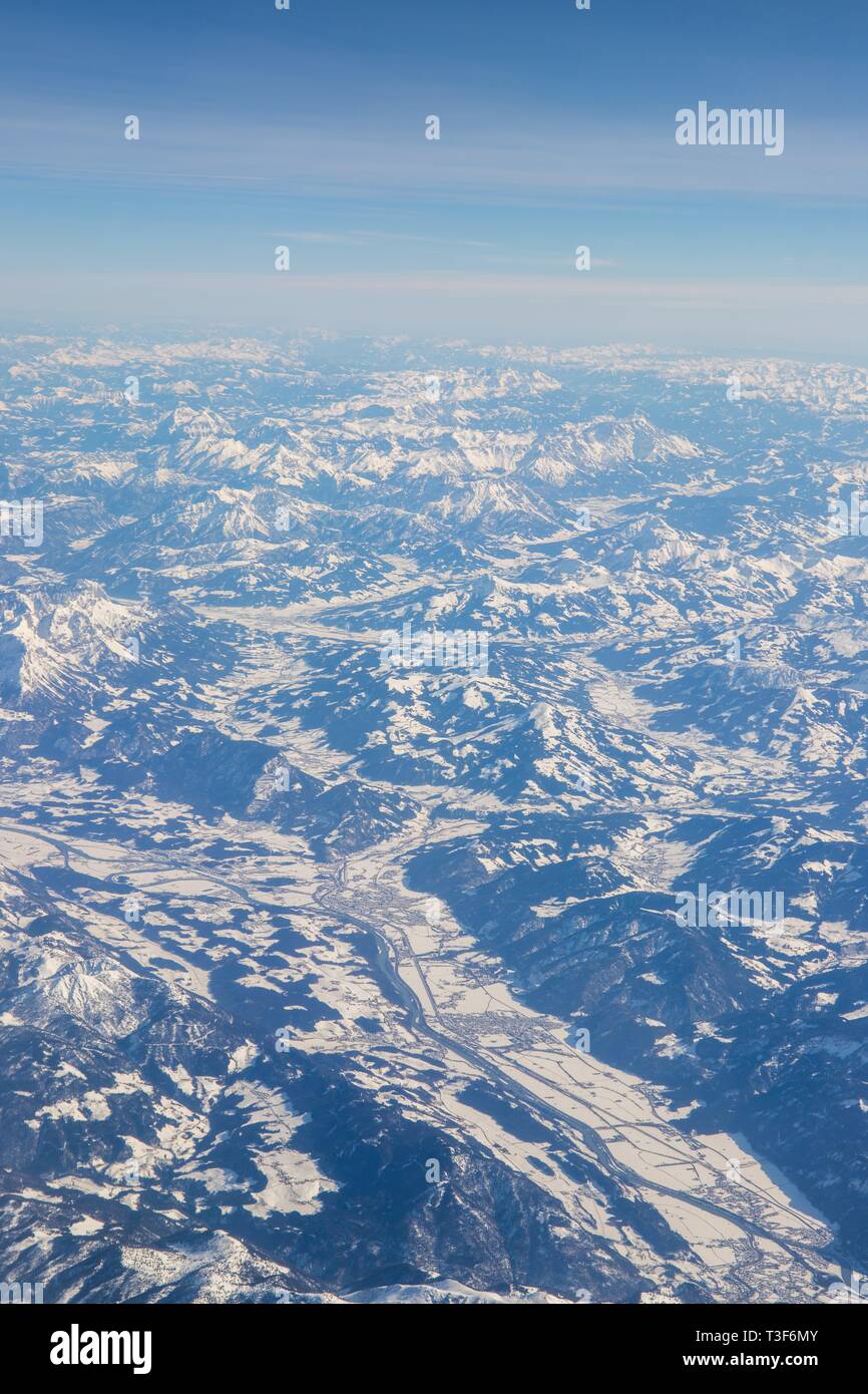 Vue aérienne de montagnes couvertes de neige - snowy mountain peaks - haute montagne - Alpes Banque D'Images