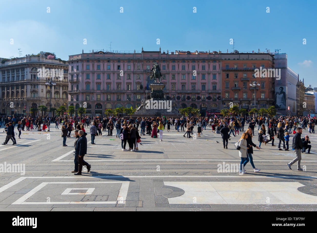 Milan, Italie - 8 mars 2019 : statue du premier roi d'une Italie unie sur la Piazza del Duomo Banque D'Images
