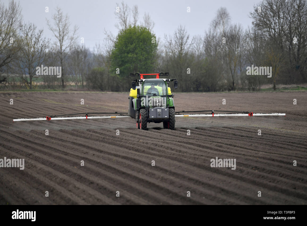 Munich, Allemagne. Le 08 Avr, 2019. Un agriculteur apporte hors de la protection des cultures avec du glyphosate sur un champ, splash, pulvérisé, un désherbant, poison, cancérigène, l'agriculture, de l'agriculture, de l'agriculture, l'utilisation de crédit dans le monde entier | : dpa/Alamy Live News Banque D'Images