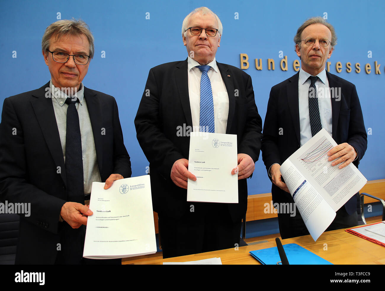 09 avril 2019, Berlin : Jos Lelieveld (l-r), chimiste de l'atmosphère, Manfred Hennecke, spécialiste des matériaux, et Martin Lohse, pharmacologue et vice-président de l'Académie nationale des sciences Leopoldina, de présenter l'état 'Clean Air - Oxydes d'azote et les poussières fines dans l'air respirable : Principes et recommandations" dans le cadre de la discussion sur la pollution atmosphérique et d'interdictions de diesel à la conférence de presse fédérale. L'Académie des sciences Leopoldina recommande une stratégie nationale de lutte contre la pollution atmosphérique et un redressement du trafic durable. D'après une déclaration de Banque D'Images