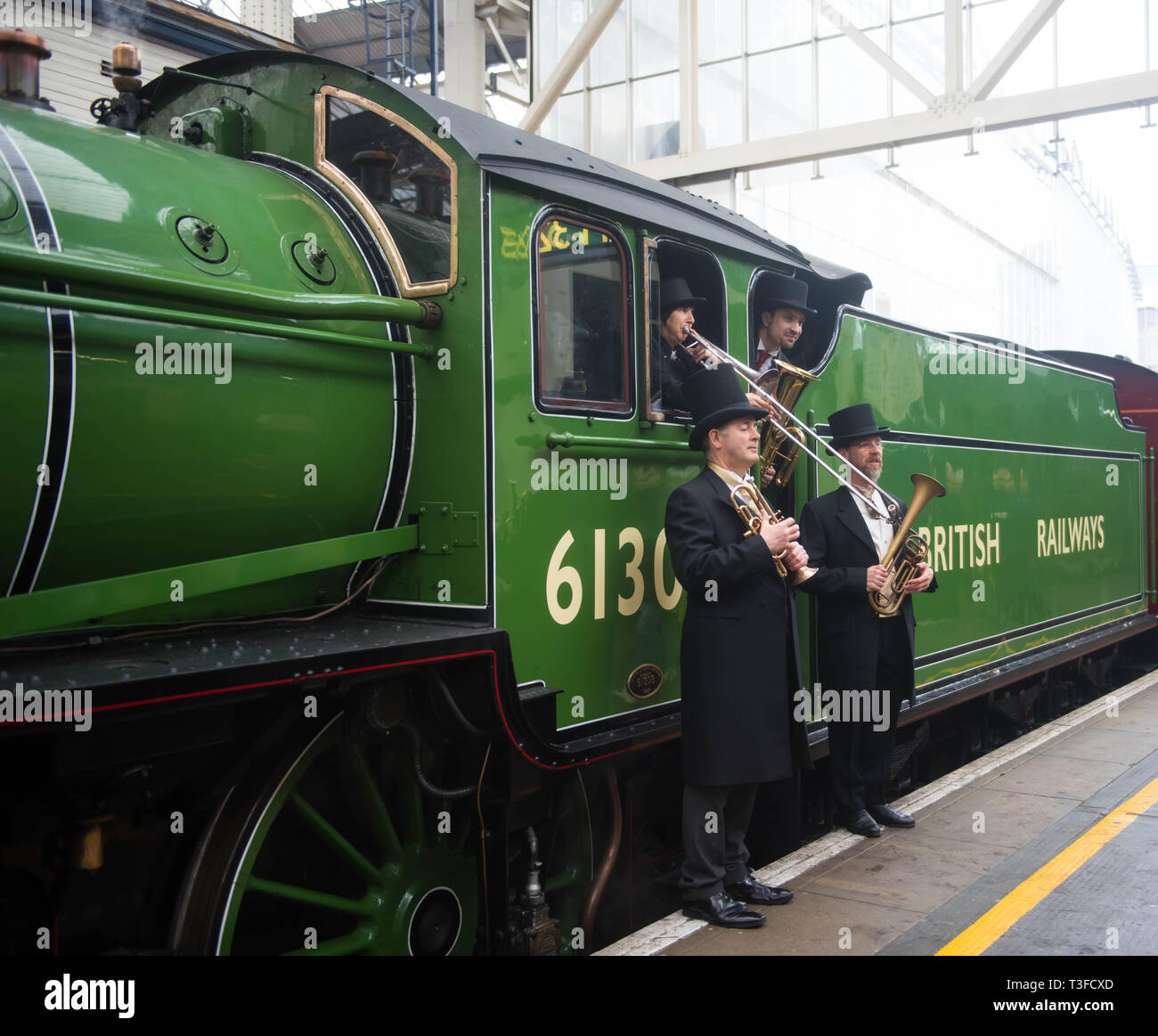 La gare de Waterloo à Londres, London, UK. 9 avril 2019. Cet été, les rêves de vapeur Rail Co. lance deux nouveaux flux de luxe voyages par train ; le Royal Windsor Express à vapeur de Waterloo à Windsor avec la possibilité de déguster un brunch au champagne à bord et le coucher du soleil de la vapeur Express, une expérience culinaire au coucher du soleil à travers les belles collines du Surrey. Les deux trains sur ces expériences sera généralement tiré par une Locomotive Classe B I - 'Mayflower' - construit en 1948. Les voyages se déroulera du 4 juin au 3 septembre 2019. Crédit : Michael Tubi/Alamy Live News Banque D'Images