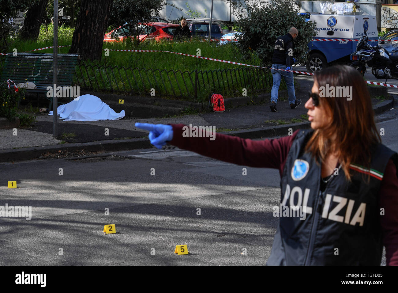 Naples, Italie. 9Th avr 2019. Un homme, Luigi Mignano, 57 ans, a été abattu dans le rione Villa, une banlieue de Naples. Tué alors qu'il accompagnait son petit-fils à l'école avec son fils Pasquale, 32 ans. Il me semble que l'objectif du commando était Pasquale Mignano, blessé aux jambes et maintenant hospitalisé à l'Ospedale del Mare. Miraculeusement indemne l'enfant, fils de Pasquale, de sa présence sur le lieu de l'embuscade reste le sac à dos Spiderman, juste en face du cadavre de Mignano. 04/09/2019, Naples, Italie : Crédit Photo indépendant Srl/Alamy Live News Banque D'Images