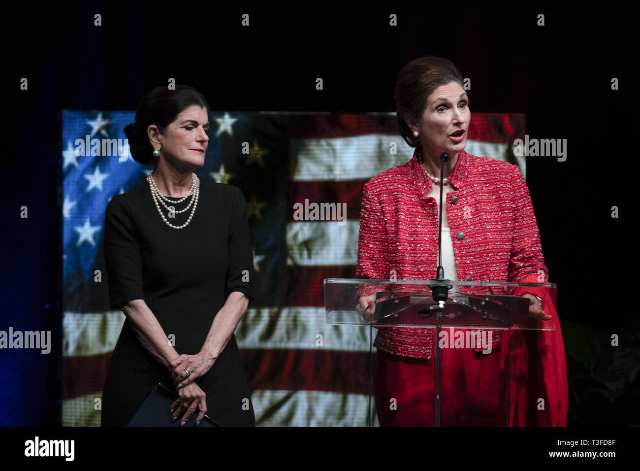 Austin, Texas, États-Unis. 8Th apr 2019. Luci Baines Johnson, l, et Lynda Johnson Robb, filles de l'ancien Président Lyndon Baines Johnson ouvrir la Bibliothèque LBJ's trois jours sur ''Summit'' à Austin. Le sommet explore les efforts de LBJ dans le domaine des droits civils et l'égalité a commencé dans les années 60. Credit : Bob Daemmrich/ZUMA/Alamy Fil Live News Banque D'Images