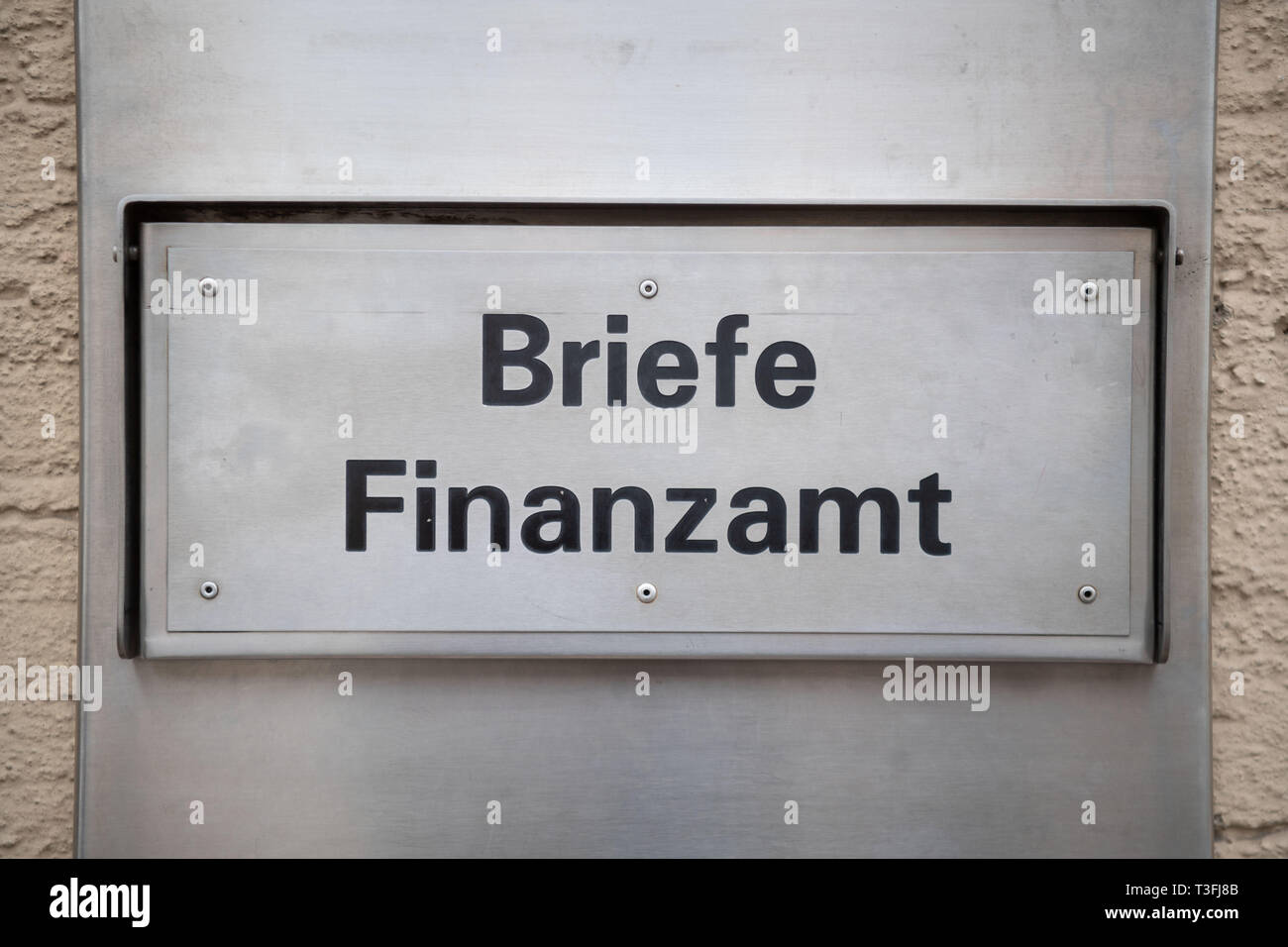 Bruchsal, Allemagne. Le 08 Avr, 2019. Il y a un volet sur la boîte aux lettres du fisc. Credit : Marijan Murat/dpa/Alamy Live News Banque D'Images