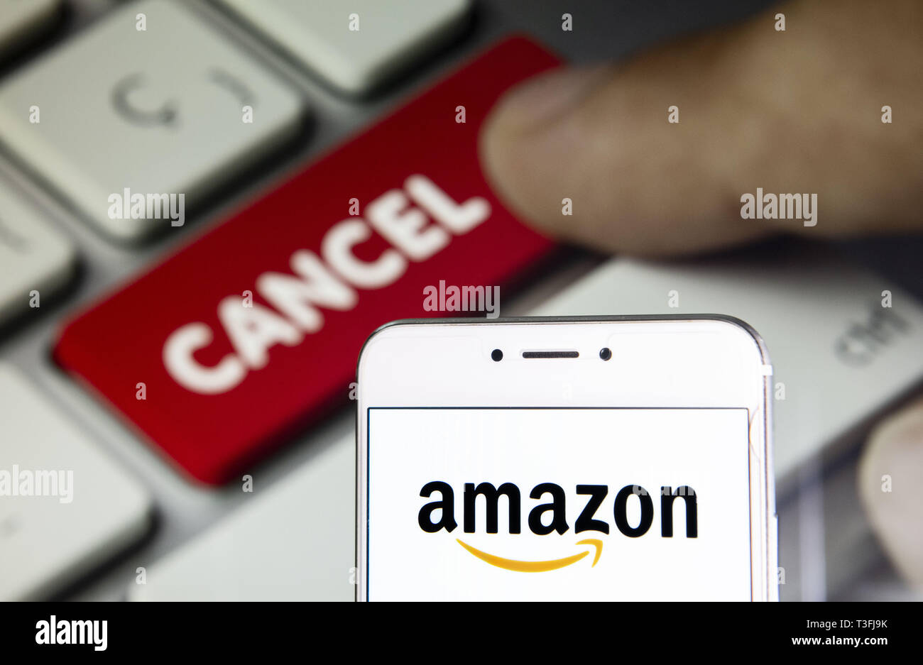 Hong Kong. 5ème apr 2019. Sur cette photo, l'illustration a-américain du commerce électronique et de l'entreprise de cloud computing Amazon logo est vu sur un appareil mobile Android avec une touche d'ordinateur qui dit annuler. Budrul Chukrut Crédit : SOPA/Images/ZUMA/Alamy Fil Live News Banque D'Images