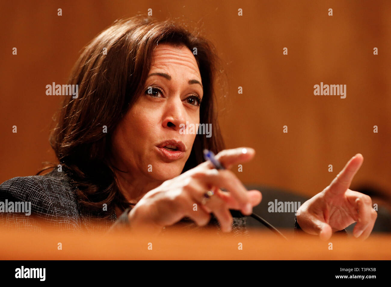 Washington DC, USA. 09 avr, 2019. Sénateur des États-Unis (Kamala Harris-démocrate de Californie) questions d'agents du ministère de la Justice et le ministère de la sécurité intérieure pendant la comité du Sénat américain sur la sécurité intérieure et les affaires gouvernementales audition le 9 avril 2019 discuter migratoire sans précédent à la frontière sud des États-Unis. Credit : Stefani Reynolds/CNP /MediaPunch MediaPunch Crédit : Inc/Alamy Live News Banque D'Images
