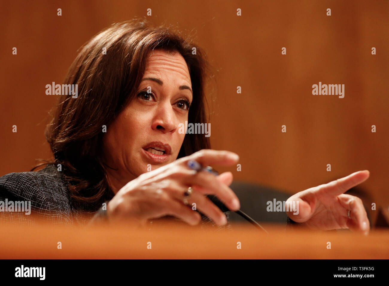 Washington DC, USA. 09 avr, 2019. Sénateur des États-Unis (Kamala Harris-démocrate de Californie) questions d'agents du ministère de la Justice et le ministère de la sécurité intérieure pendant la comité du Sénat américain sur la sécurité intérieure et les affaires gouvernementales audition le 9 avril 2019 discuter migratoire sans précédent à la frontière sud des États-Unis. Credit : Stefani Reynolds/CNP /MediaPunch MediaPunch Crédit : Inc/Alamy Live News Banque D'Images