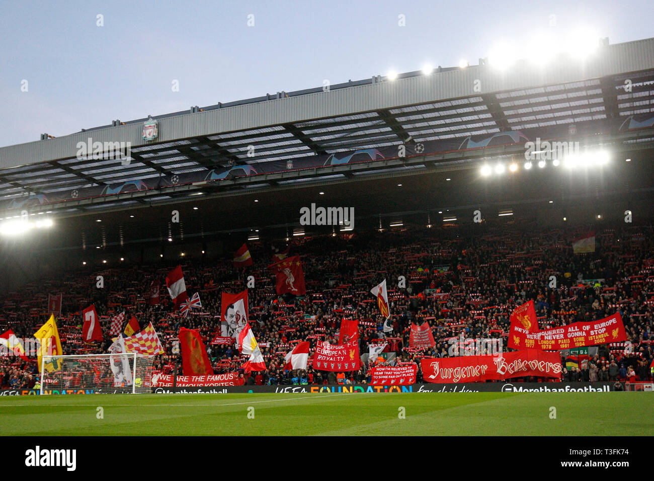 Liverpool, Royaume-Uni. 09 avr, 2019. Le Kop chanter "Vous n'aurez jamais marcher seul devant le quart de finale de la Ligue des Champions premier match de jambe entre Liverpool et Porto à Anfield le 16 avril 2019 à Liverpool : PHC Crédit Images/Alamy Live News Banque D'Images