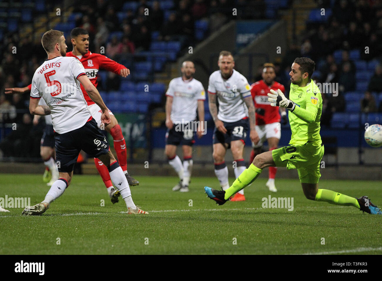 Bolton, Royaume-Uni. 09 avr, 2019. Le Middlesbrough Ashley Fletcher scores leur premier but lors du match de championnat Sky Bet entre Bolton Wanderers et Middlesbrough à l'Université de Bolton Stadium Crédit : MI News & Sport /Alamy Live News Banque D'Images