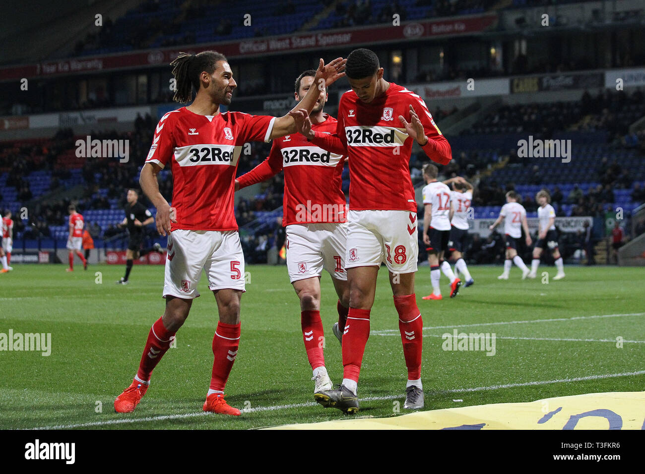 Bolton, Royaume-Uni. 09 avr, 2019. Le Middlesbrough Ashley Fletcher célèbre avec Ryan Shotton et Jonathan Howson, après avoir marqué leur premier but lors du match de championnat Sky Bet entre Bolton Wanderers et Middlesbrough à l'Université de Bolton Stadium Crédit : MI News & Sport /Alamy Live News Banque D'Images