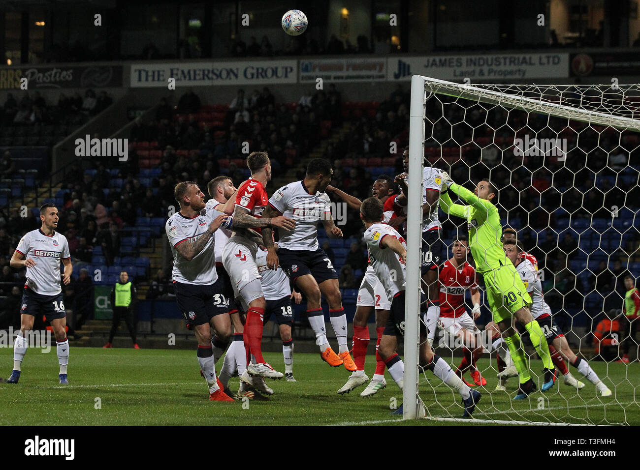 Bolton, Royaume-Uni. 09 avr, 2019. Remi Matthews de Bolton Wanderers poinçons clairement une attaque de Middlesbrough lors de la Sky Bet Championship match entre Bolton Wanderers et Middlesbrough à l'Université de Bolton, Bolton Stadium le mardi 9 avril 2019. (Photo Credit : Mark Fletcher | MI News) Credit : MI News & Sport /Alamy Live News Banque D'Images