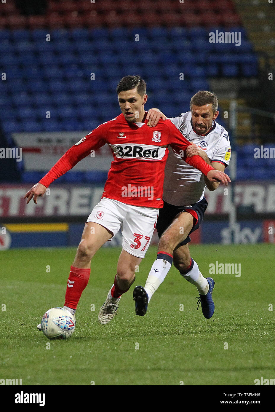 Bolton, Royaume-Uni. 09 avr, 2019. Muhamed Bešic de Middlesbrough Bolton Wanderers Gary O'Neil de Bolton Wanderers pendant le match de championnat Sky Bet entre Bolton Wanderers et Middlesbrough à l'Université de Bolton, Bolton Stadium le mardi 9 avril 2019. (Photo Credit : Mark Fletcher | MI News) Credit : MI News & Sport /Alamy Live News Banque D'Images