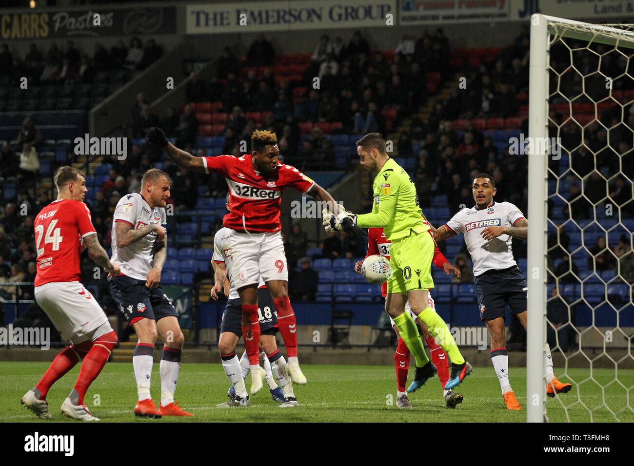 Bolton, Royaume-Uni. 09 avr, 2019. Remi Matthews de Bolton Wanderers abandonne les sous la pression de Middlesbrough's Britt Assombalonga pendant le ciel parier match de championnat entre Bolton Wanderers et Middlesbrough à l'Université de Bolton, Bolton Stadium le mardi 9 avril 2019. (Photo Credit : Mark Fletcher | MI News) Credit : MI News & Sport /Alamy Live News Banque D'Images