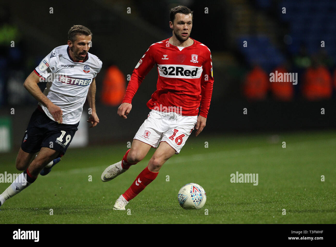 Bolton, Royaume-Uni. 09 avr, 2019. Jonathan Howson de Middlesbrough et Gary O'Neil de Bolton Wanderers pendant le match de championnat Sky Bet entre Bolton Wanderers et Middlesbrough à l'Université de Bolton, Bolton Stadium le mardi 9 avril 2019. (Photo Credit : Mark Fletcher | MI News) Credit : MI News & Sport /Alamy Live News Banque D'Images