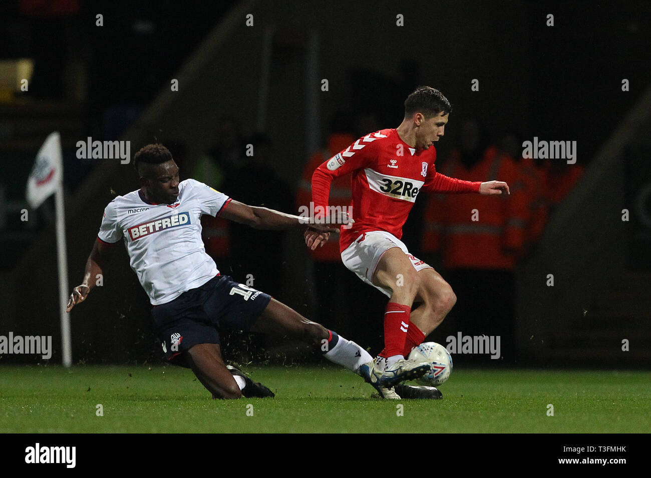 Bolton, Royaume-Uni. 09 avr, 2019. Sammy Ameobi de Bolton Wanderers en action avec des Bešic Muhamed pendant le Middlesbrough Sky Bet Championship match entre Bolton Wanderers et Middlesbrough à l'Université de Bolton, Bolton Stadium le mardi 9 avril 2019. (Photo Credit : Mark Fletcher | MI News) Credit : MI News & Sport /Alamy Live News Banque D'Images