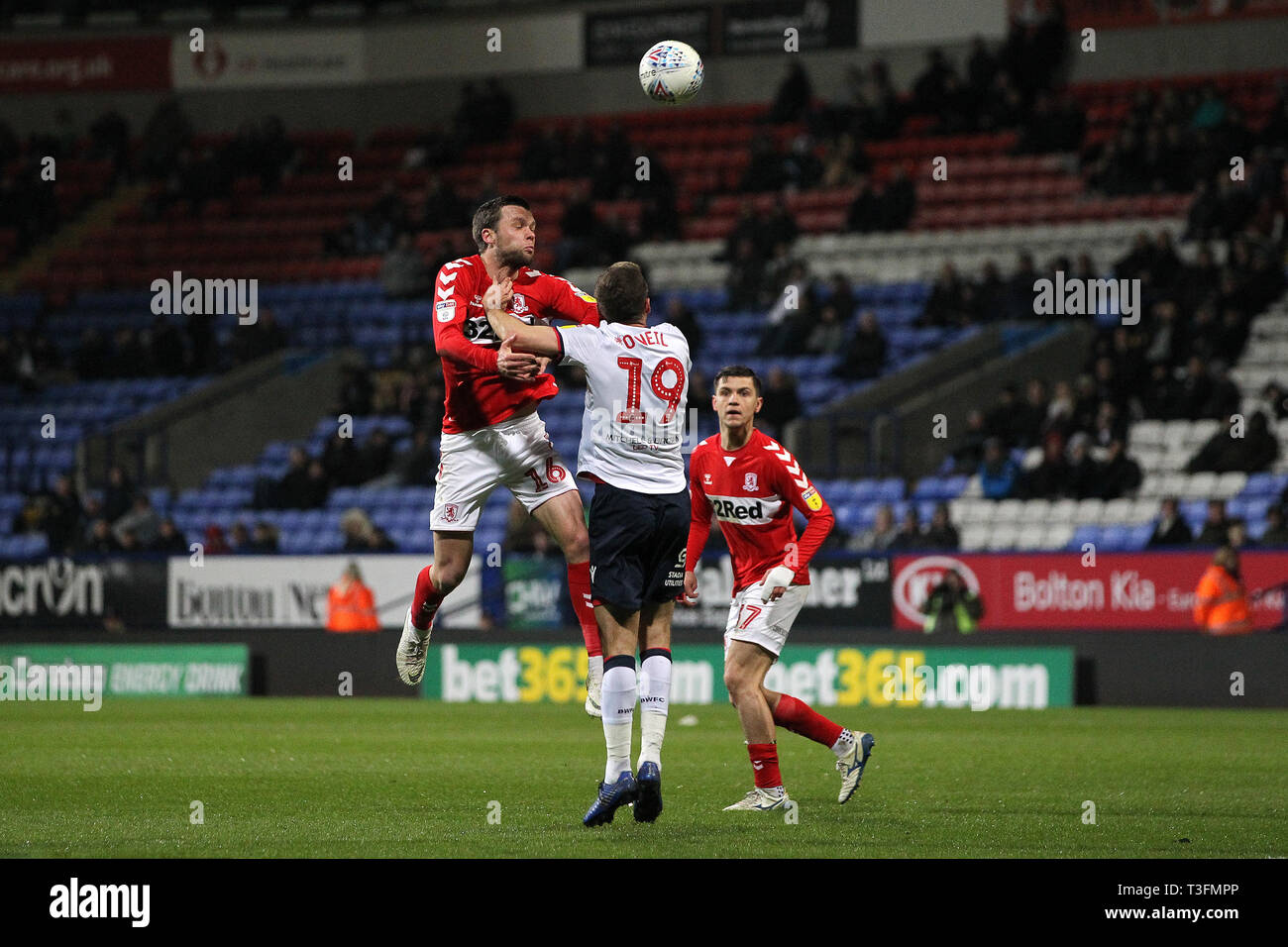 Bolton, Royaume-Uni. 09 avr, 2019. Jonathan Howson de Middlesbrough contests un en-tête avec Gary O'Neil de Bolton Wanderers pendant le match de championnat Sky Bet entre Bolton Wanderers et Middlesbrough à l'Université de Bolton, Bolton Stadium le mardi 9 avril 2019. (Photo Credit : Mark Fletcher | MI News) Credit : MI News & Sport /Alamy Live News Banque D'Images
