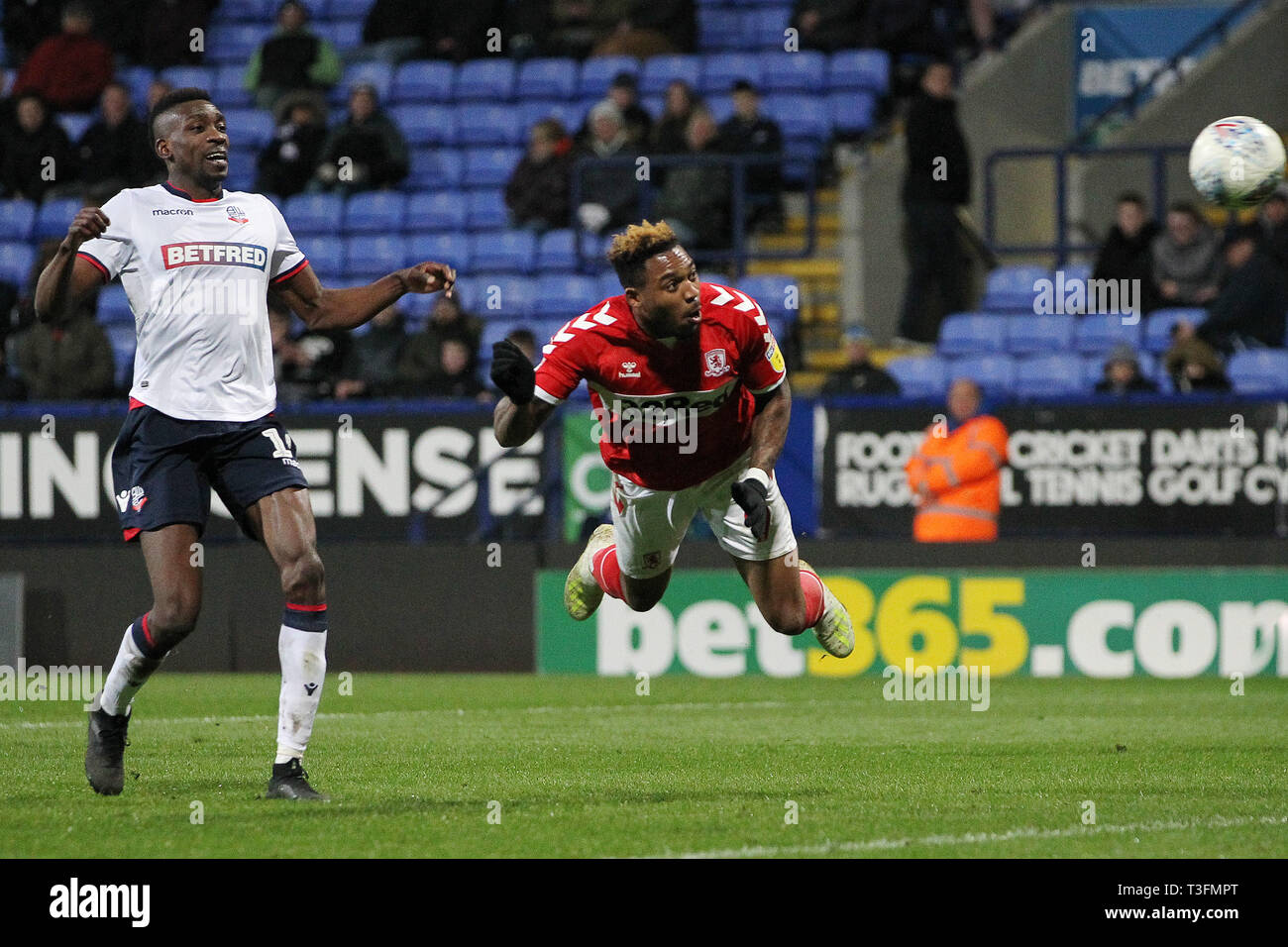 Bolton, Royaume-Uni. 09 avr, 2019. Middlesbrough's Britt Assombalonga têtes à but pendant le match de championnat Sky Bet entre Bolton Wanderers et Middlesbrough à l'Université de Bolton, Bolton Stadium le mardi 9 avril 2019. (Photo Credit : Mark Fletcher | MI News) Credit : MI News & Sport /Alamy Live News Banque D'Images